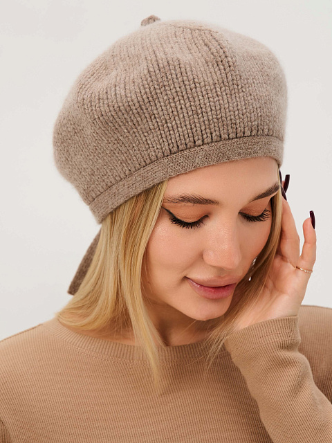 Берет демисезонный с пухом енота и мериноса