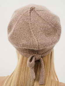 Берет демисезонный с пухом енота и мериноса