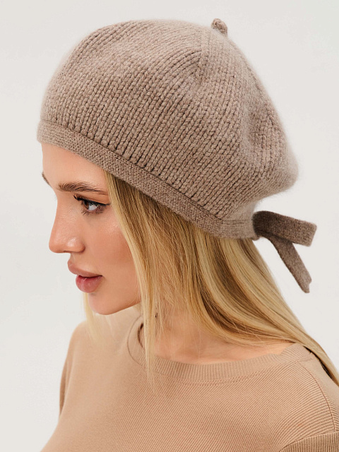 Берет демисезонный с пухом енота и мериноса