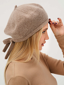 Берет демисезонный с пухом енота и мериноса