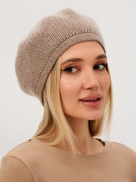 Берет демисезонный с пухом енота и мериноса