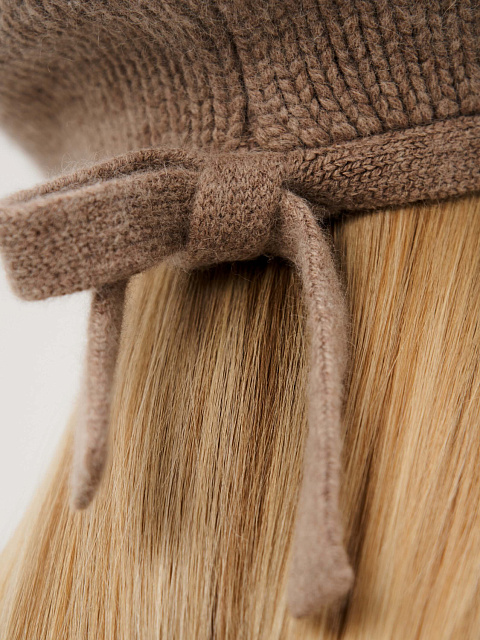 Берет демисезонный с пухом енота и мериноса